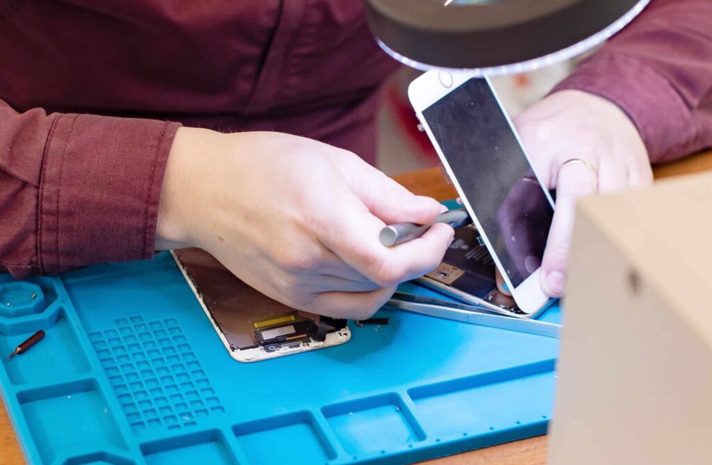 Réparer son iPhone cassé à Paris : où aller pour un service fiable ?