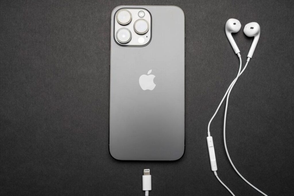Coque iPhone 14 avec porte-carte : un accessoire innovant pour simplifier votre quotidien ?