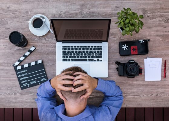 Comptable analysant l'achat d'un logiciel pour une correcte comptabilisation