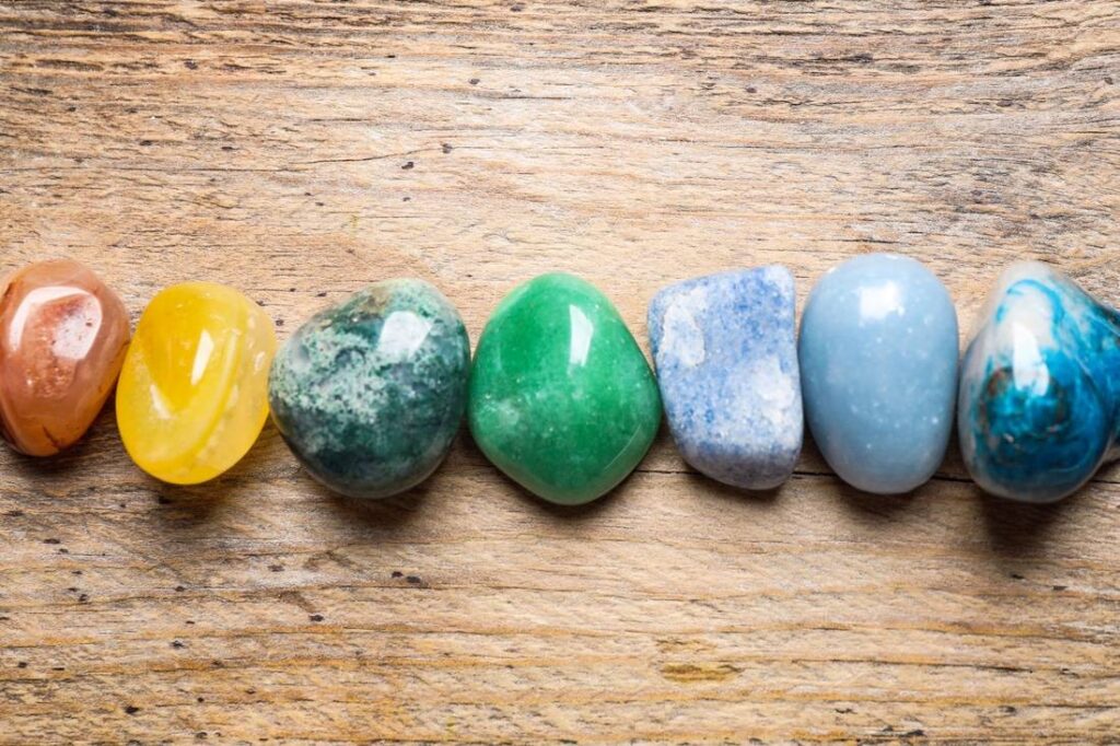 Illustration de pierres naturelles utilisées pour calculer un bracelet chemin de vie selon la numérologie