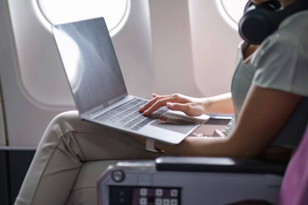 Protéger sa vie numérique en voyage : les outils indispensables