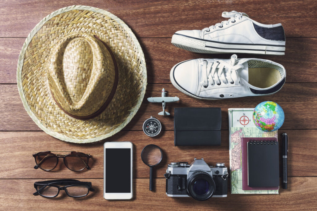 tenues-et-accessoires-de-voyageur-sur-fond-en-bois