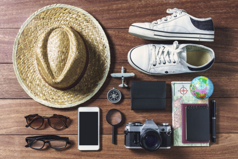 tenues-et-accessoires-de-voyageur-sur-fond-en-bois