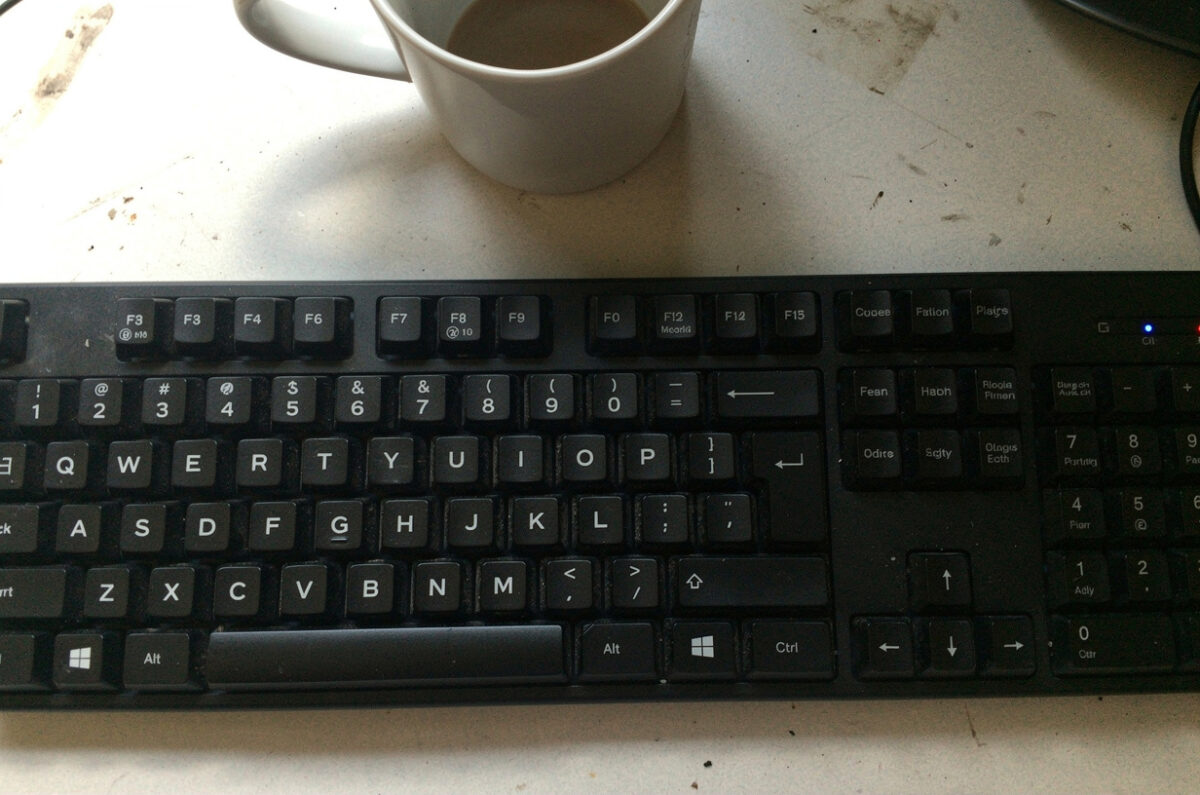 Un clavier d'ordinateur vu de dessus